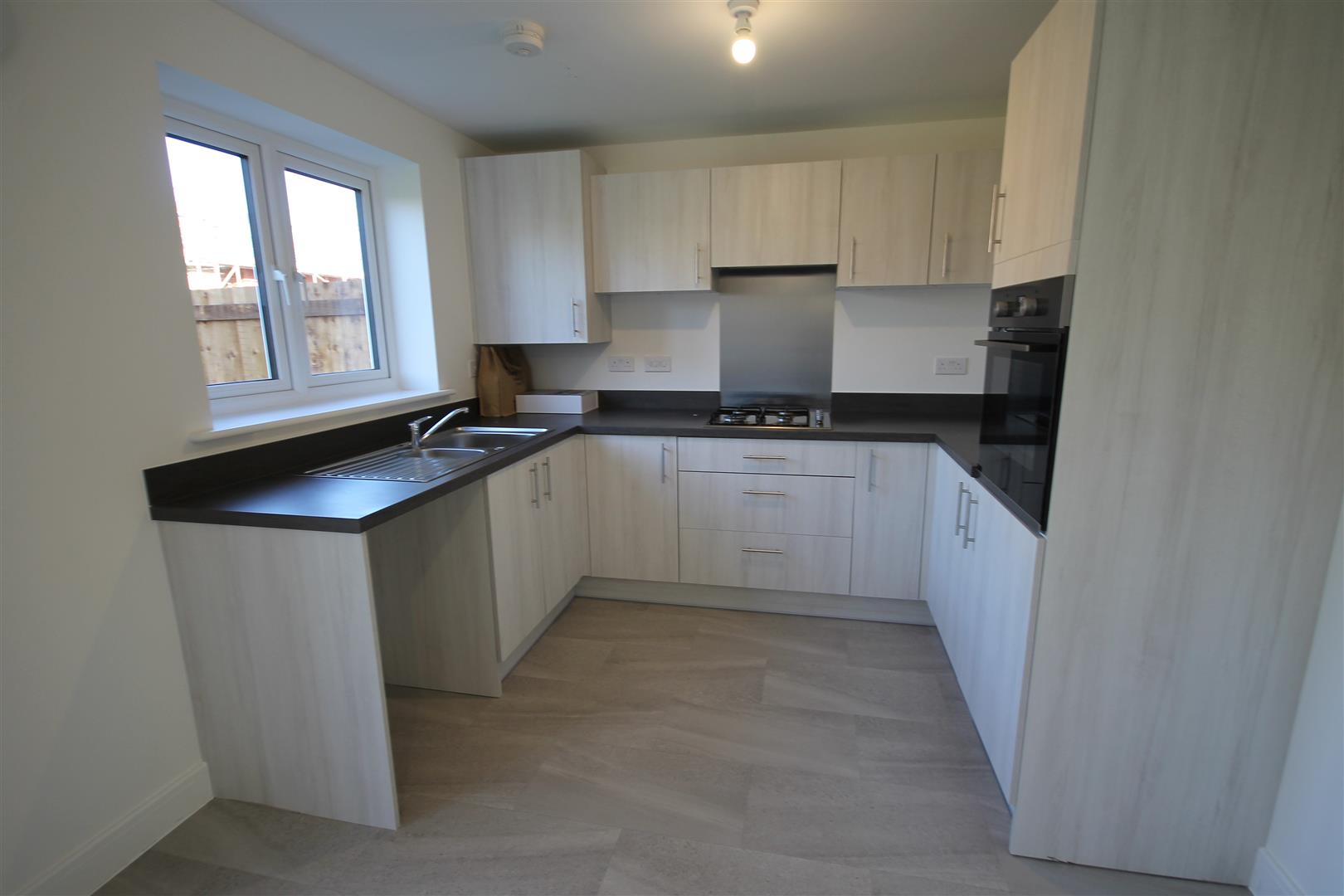 3 Bedroom House To Rent image 5